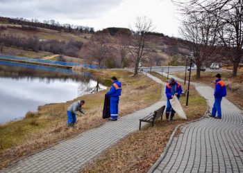 Комуналците ги чистат депониите во Крушево